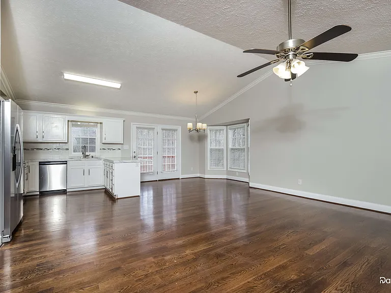 15 Hawthorne Ln — Photo 5
