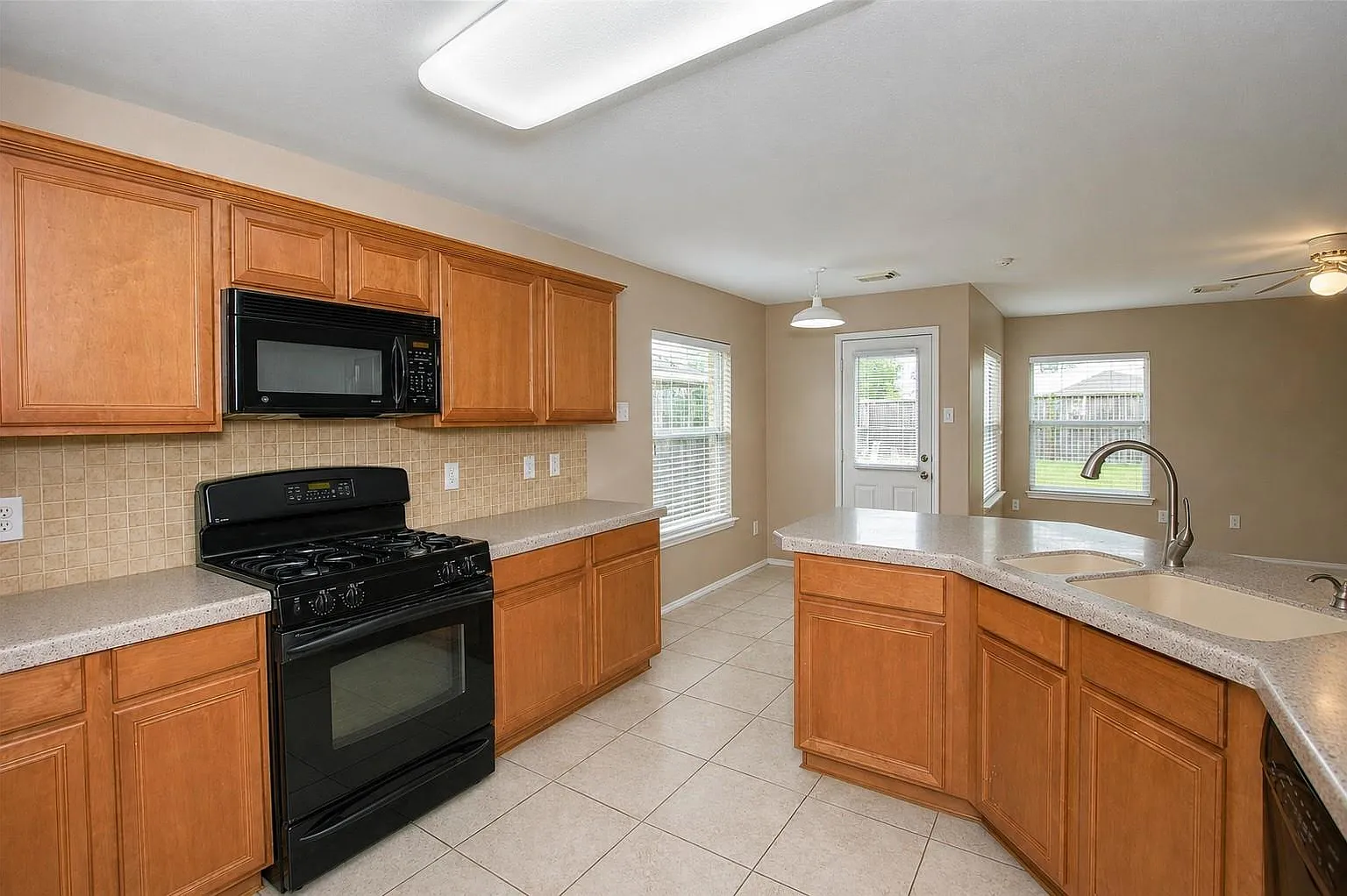 3 bed, 2.0 bath, 1635 sqft, $2,300 — Photo 4
