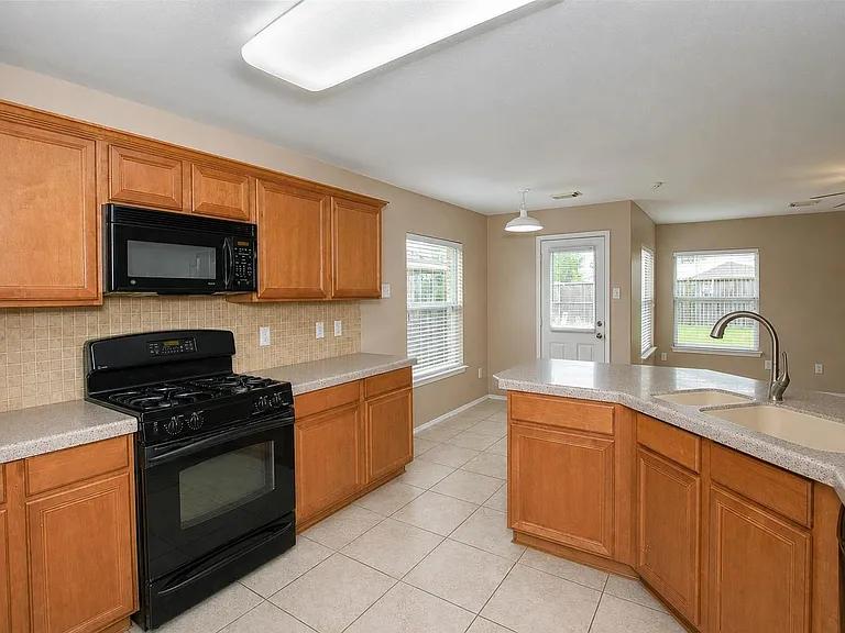 4711 Buescher Ct — Photo 4