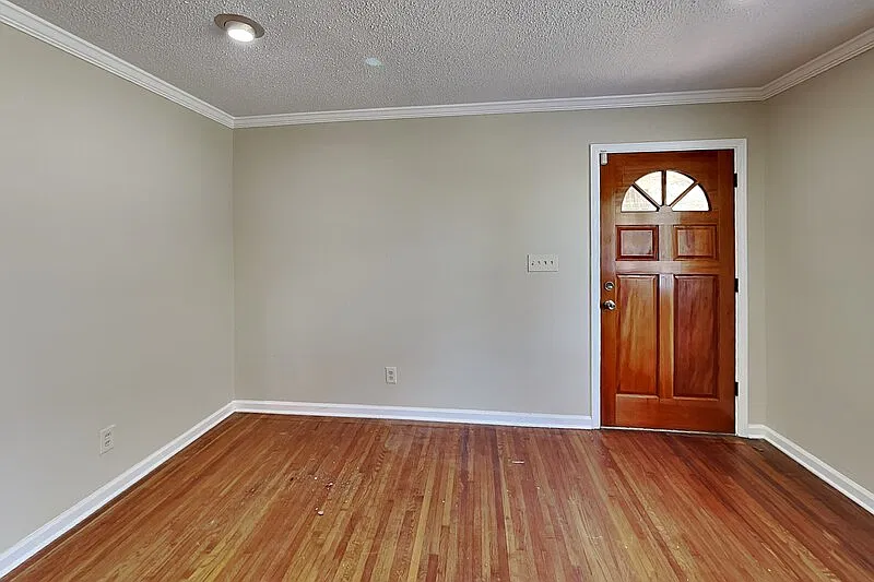 3 bed, 2.0 bath, 1562 sqft, $1,300 — Photo 2