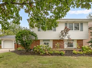21W716 Buckingham Rd, Glen Ellyn, IL 60137