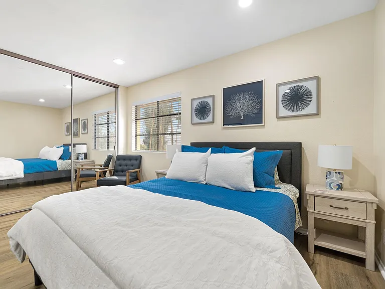 Guest bedroom.