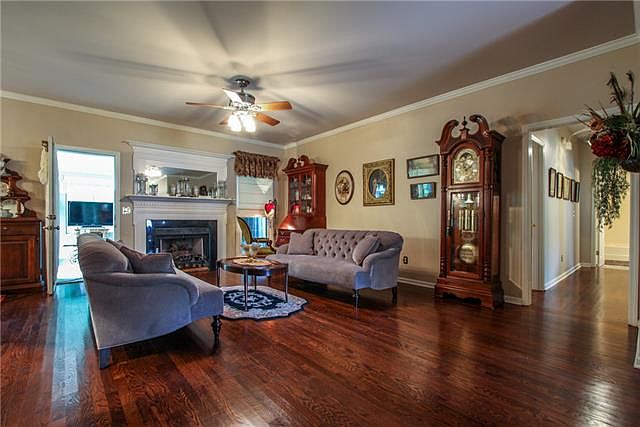 2nd image of 117 Middleboro Cir