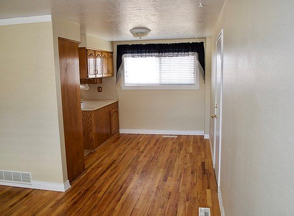 4th image of 1071 Nixon Ave