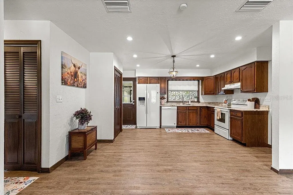 2 bed, 2.0 bath, 924 sqft, $1,600 — Photo 4
