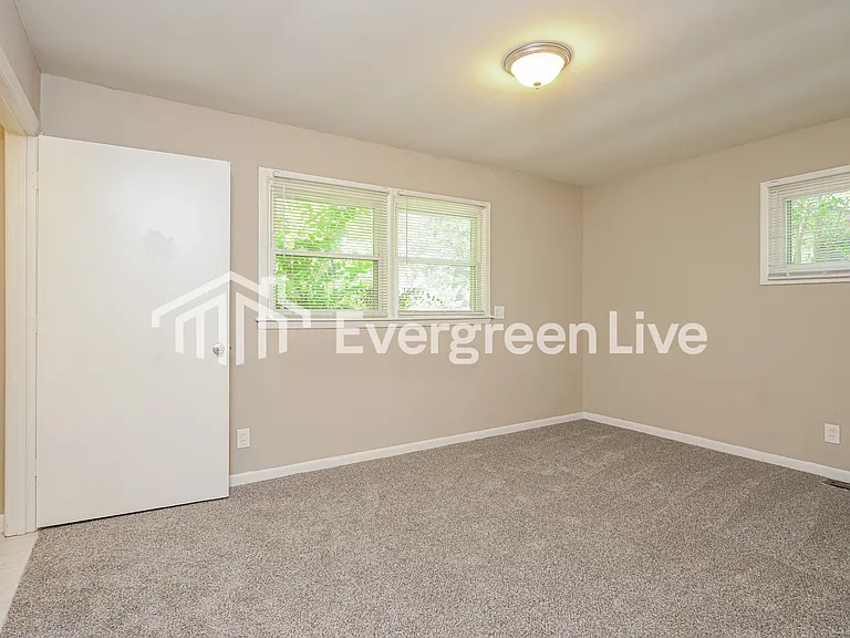 4207 Hampshire Dr — Photo 3