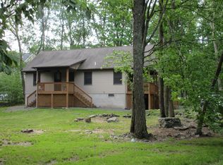 800 Rimrock Ct, Hawley, PA 18428