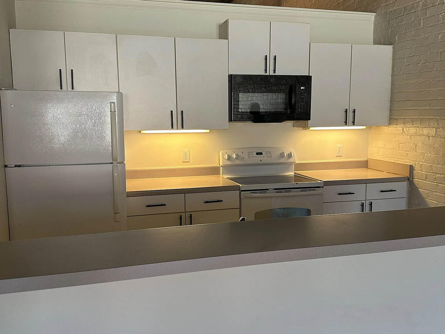 1 bed, 1000 sqft, $1,300 — Photo 4