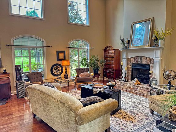 2nd image of 315 Country Club Ln
