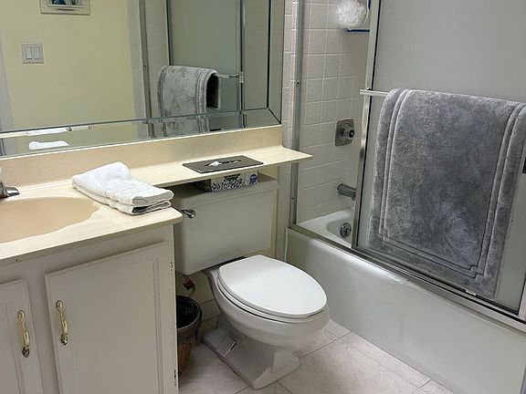 4th image of 26171 Hickory Blvd APT 7C