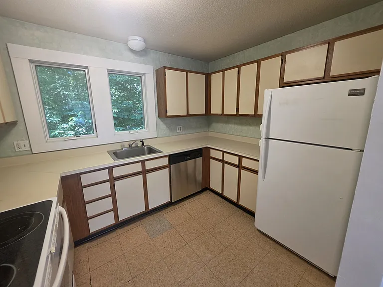 24 Salem Pl #24 — Photo 3