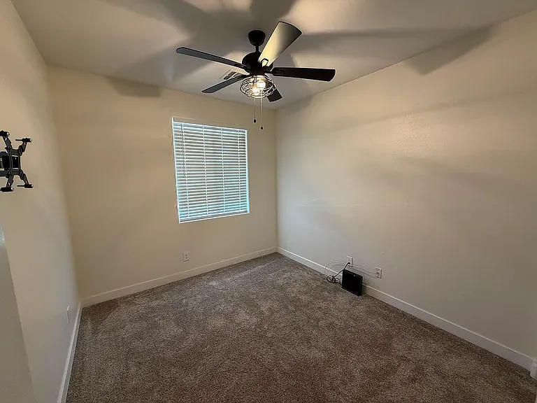 4617 N 95th Dr — Photo 3