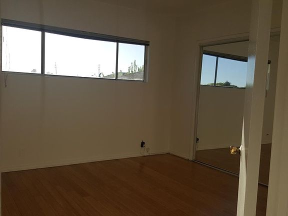 5th image of 2122 Ocean Park Blvd