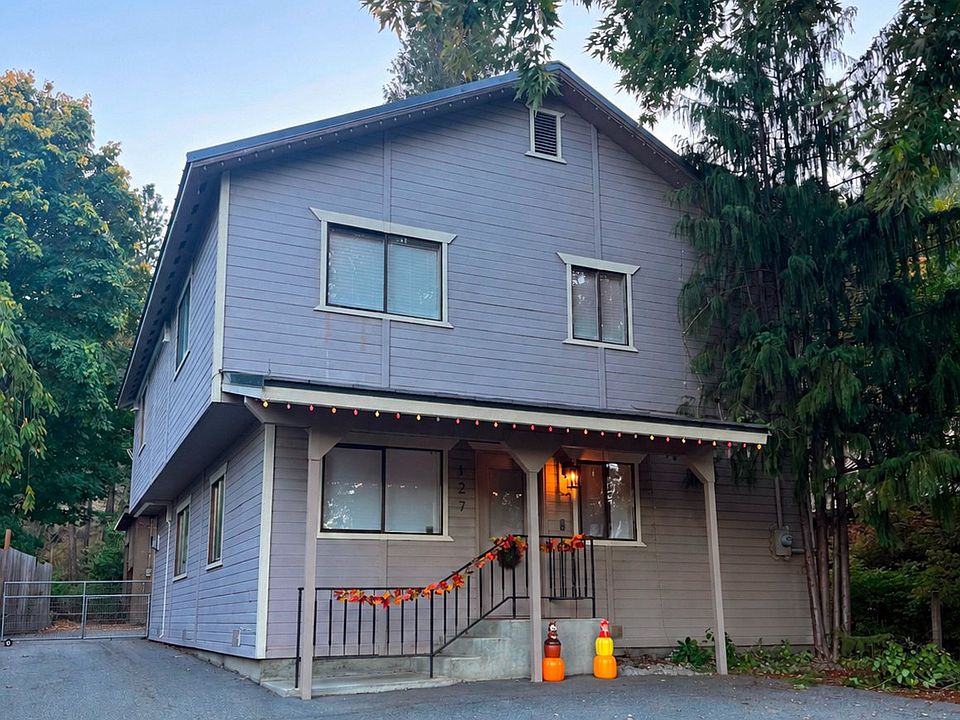 House front - 2nd floor is for rent