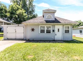1518 Charlotte St, Pekin, IL 61554