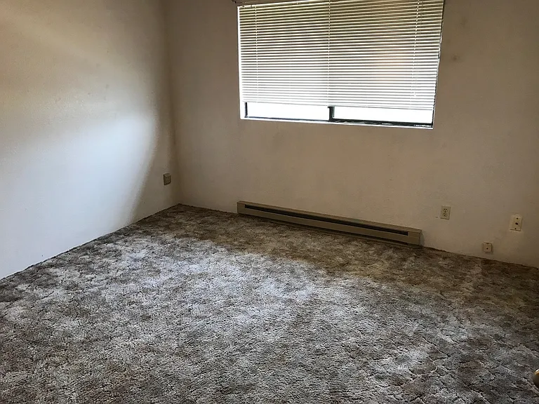 330 NE C St — Photo 9