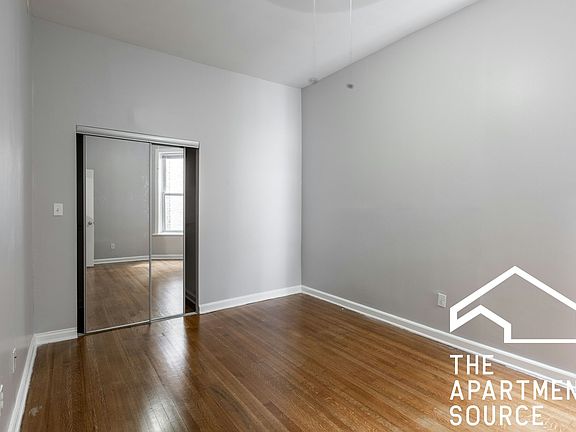 3rd image of 908 W Montrose Ave #906-3
