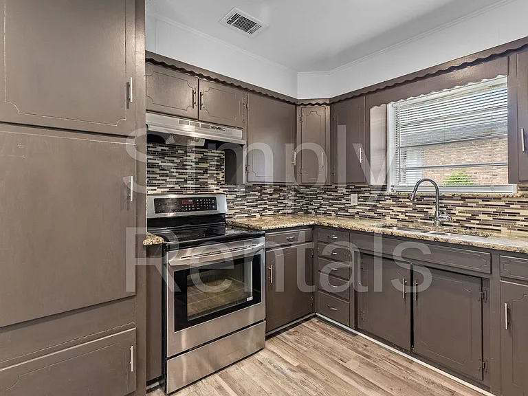 705 Plano St — Photo 6