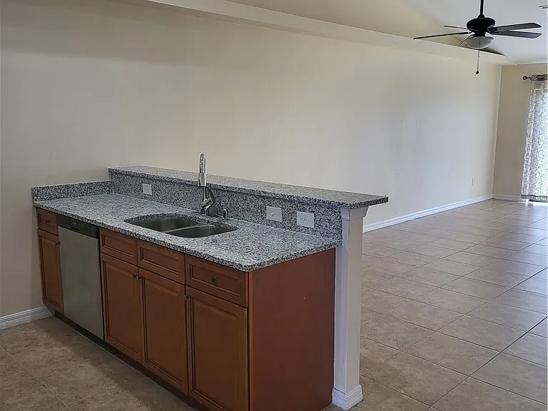 1916 SW 15th Pl — Photo 3