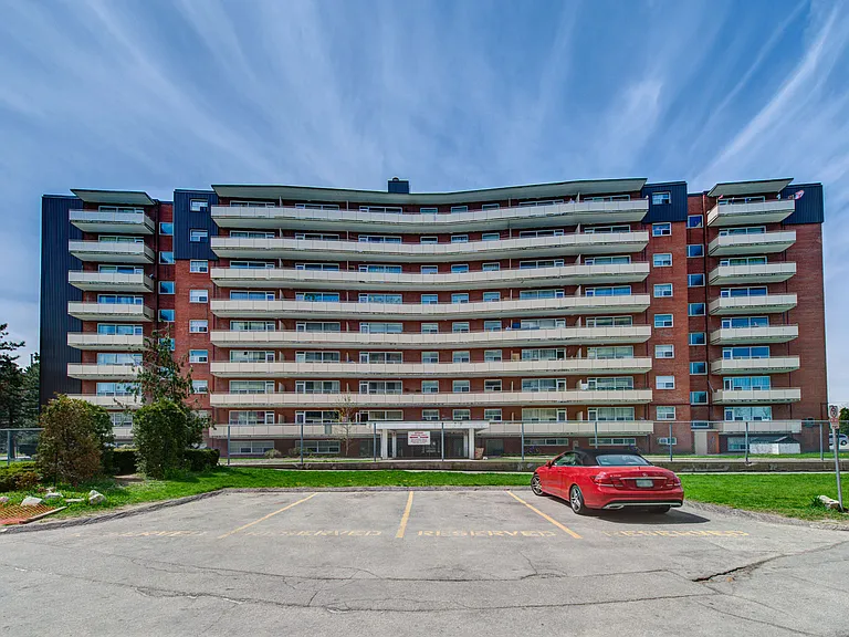 1745 Bloor St — Photo 4