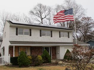 10 Ava Ct, North Babylon, NY 11703