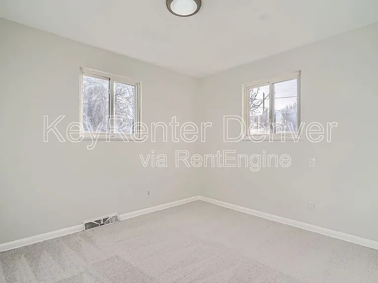 922 N Newton St — Photo 5