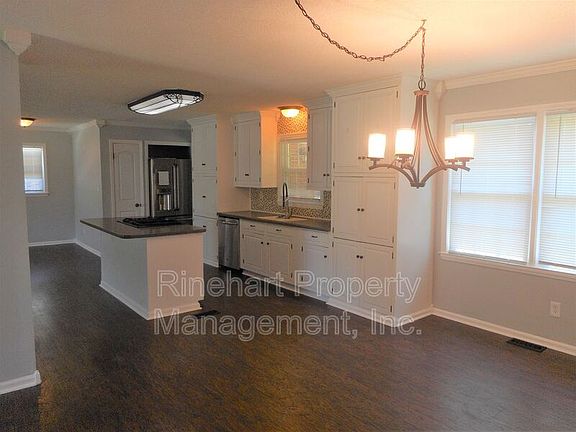 3rd image of 1611 Fieldcrest Cir