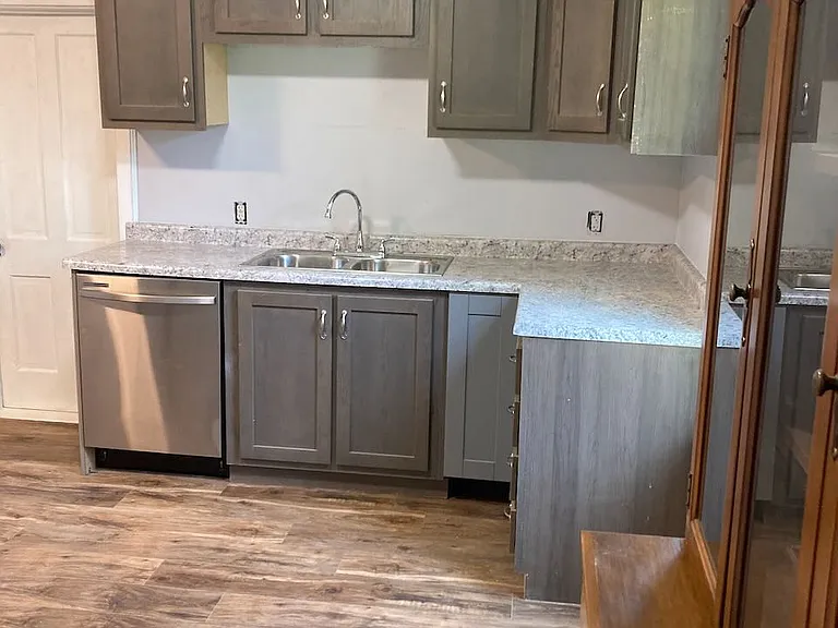 901 Clark St — Photo 2