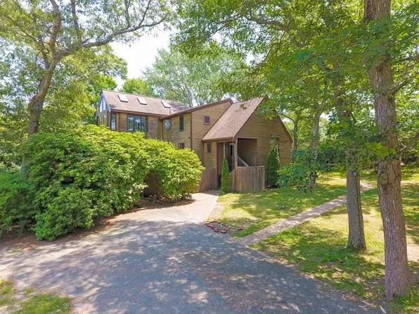 33 Clay Ave, Oak Bluffs, MA 02557