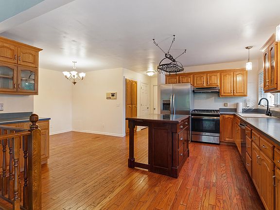 4th image of 2075 Hidden Valley Dr
