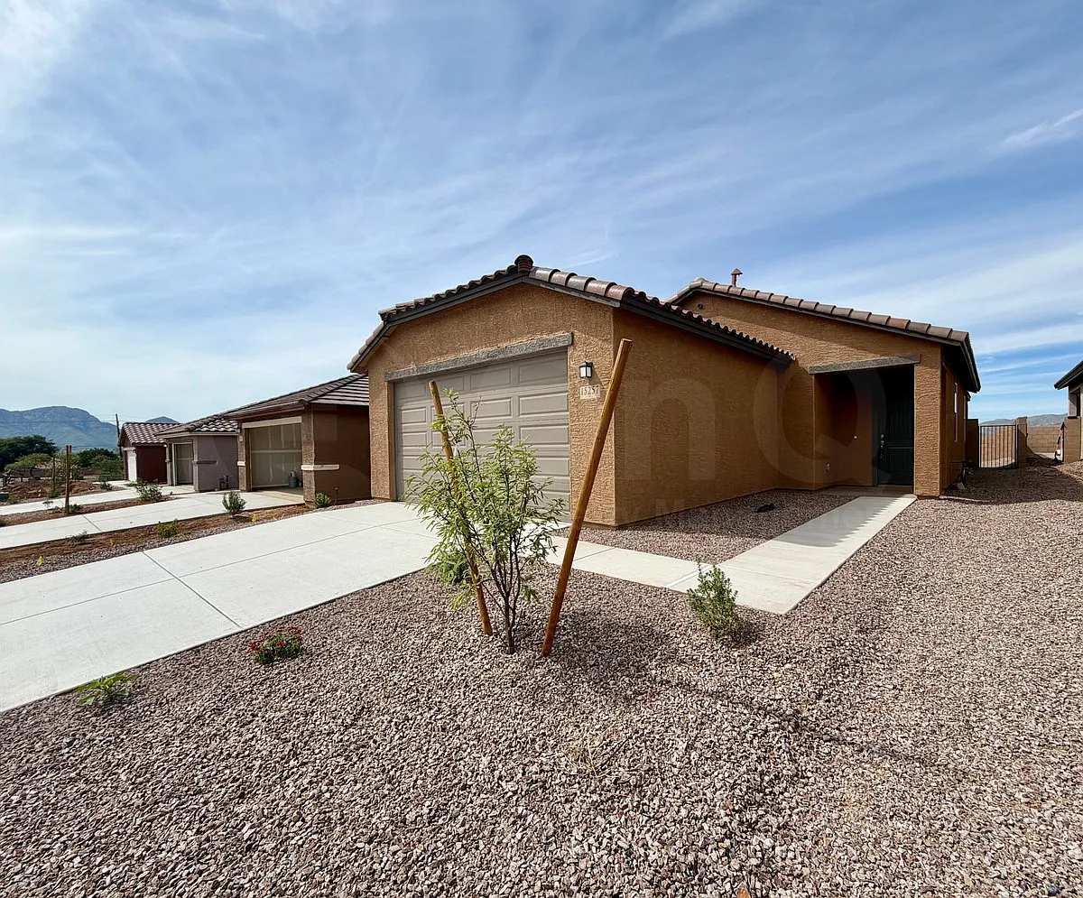 3 bed, 2.0 bath, 1262 sqft, $2,000 — Photo 2