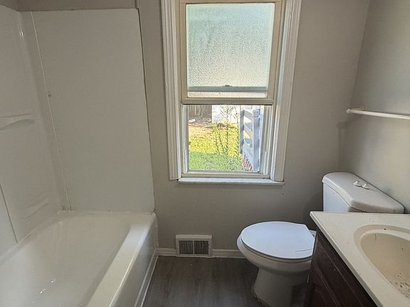 5th image of 18424 Maple Heights Blvd