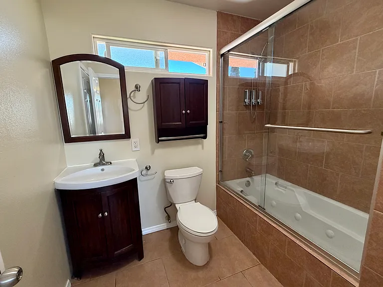 Upstairs Full Bathroom