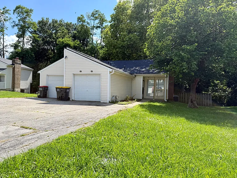 1204 Ada St — Photo 1
