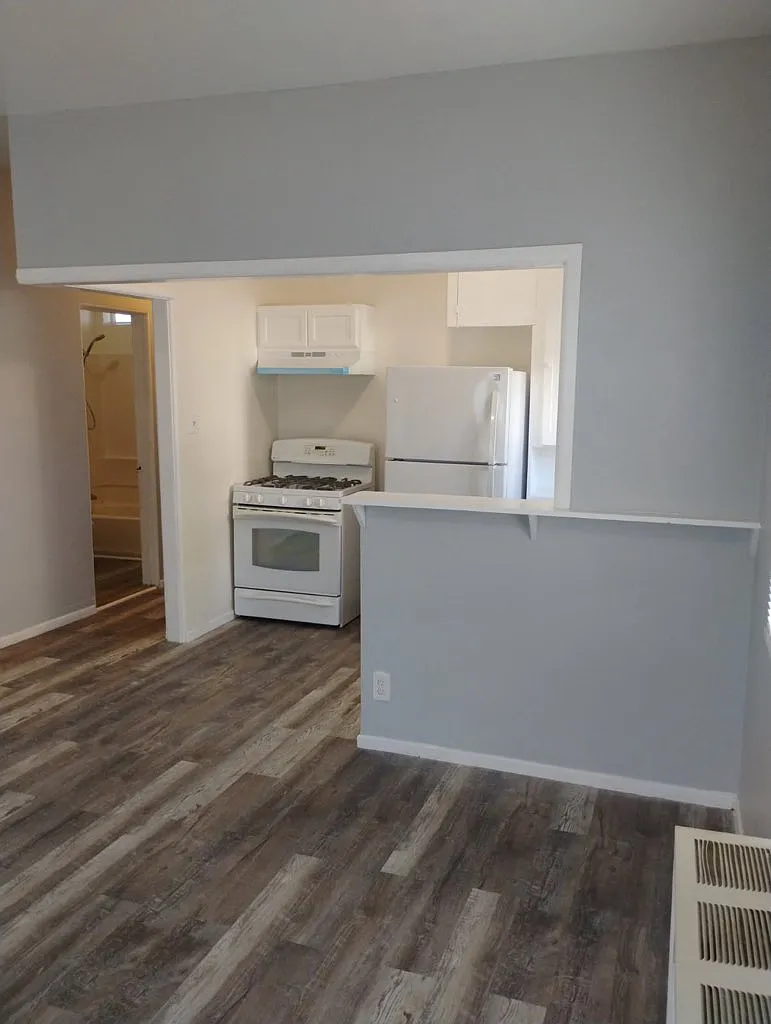 439 W Cowles St — Photo 2