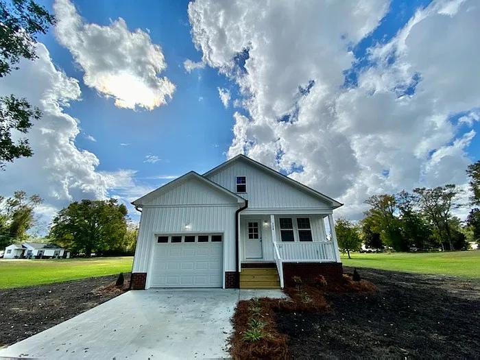 3 bed, 2.0 bath, 1319 sqft, $1,595 — Photo 1