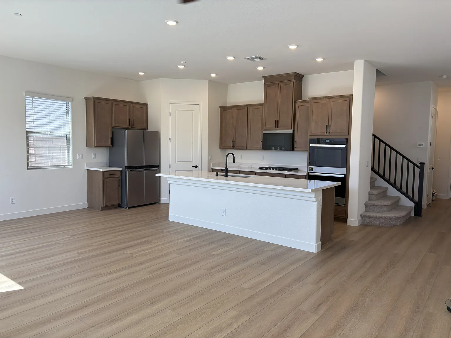 5 bed, 2466 sqft, $3,350 — Photo 3
