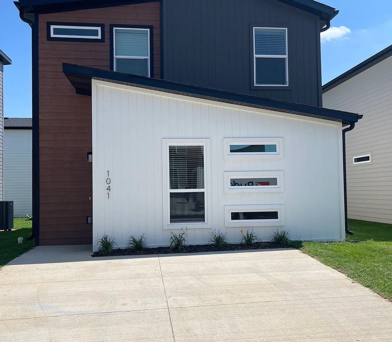 2 bed, 2.5 bath, 1100 sqft, $2,200 — Photo 1