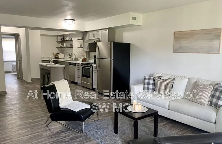 1438 E Elm St #18 — Photo 8