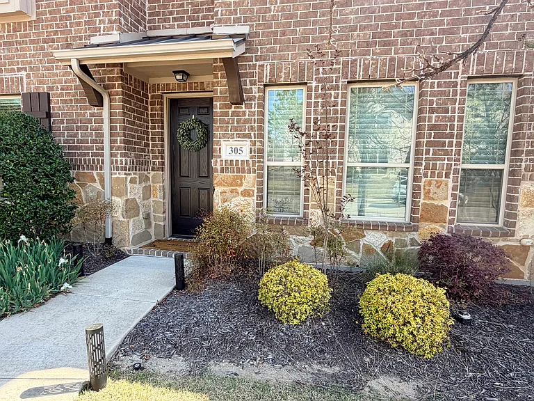 305 Tottenham Ct — Photo 1