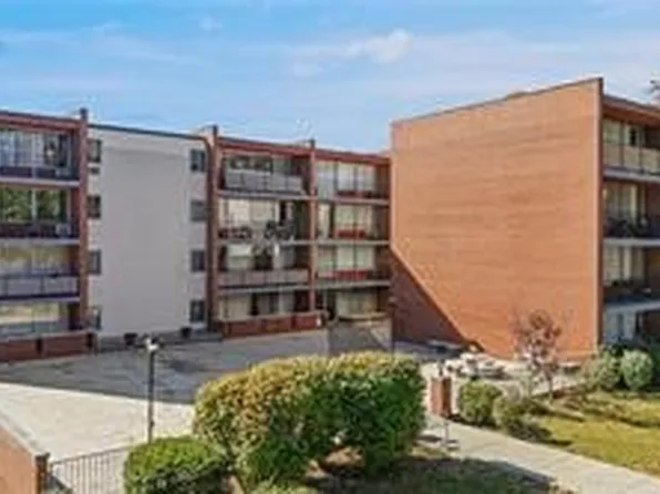 446 Hoodridge Dr APT Ut23, Castle Shannon, PA 15234