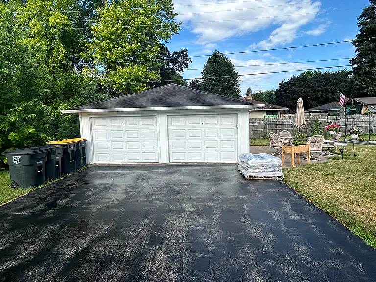 garage space (right side)