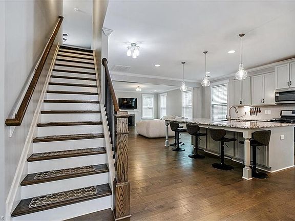 5th image of 3228 Castlerock Dr