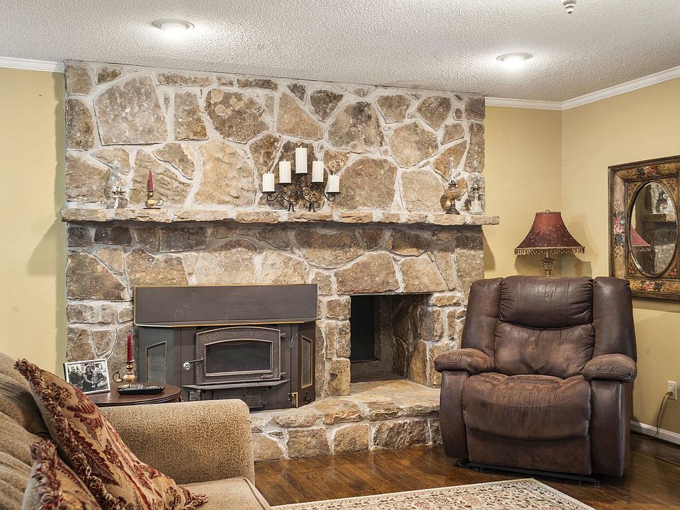 1st image of 172 Hidden Oaks Trl NE