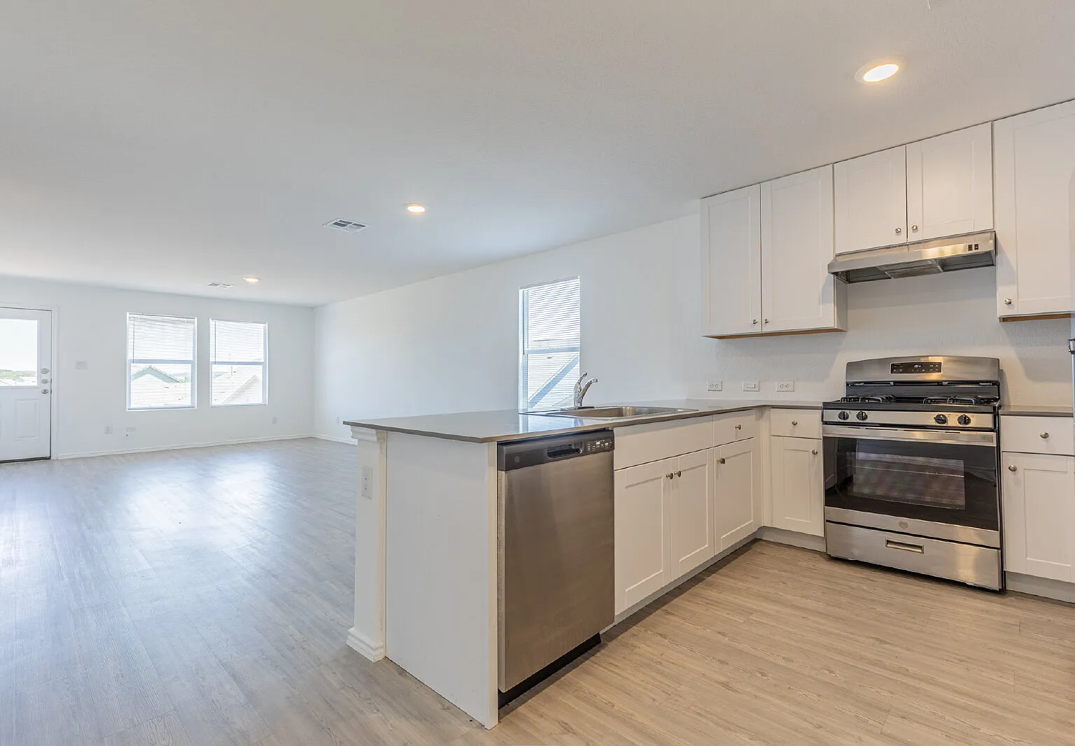4 bed, 2.5 bath, 1874 sqft, $1,995 — Photo 4
