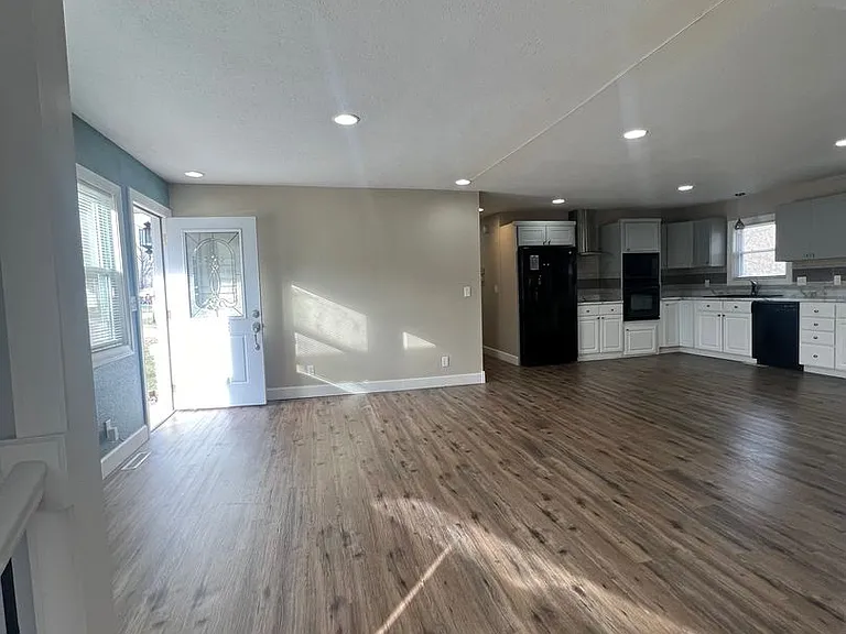 804 N Oak St — Photo 5