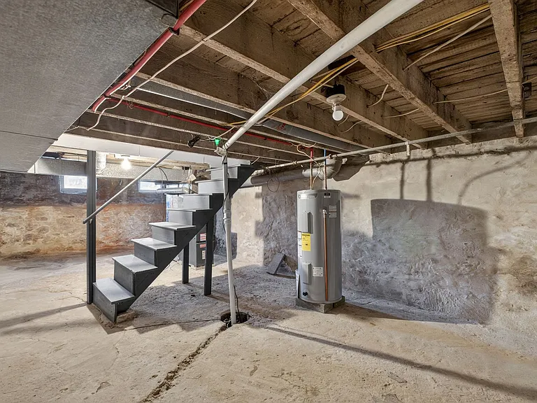 733 Center St — Photo 23