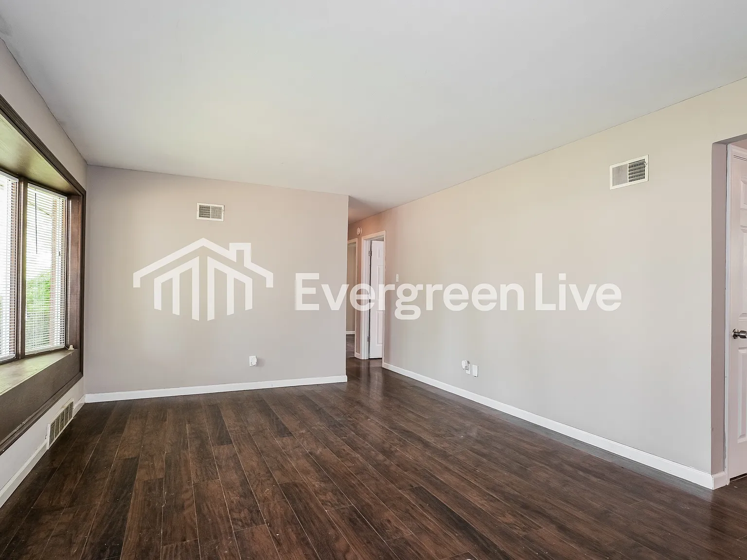3 bed, 1.0 bath, 1009 sqft, $1,495 — Photo 3