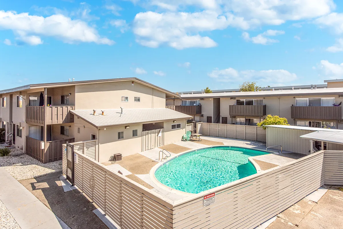 Building Photo - Los Robles Apartments