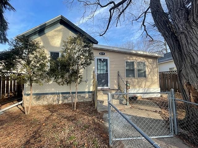 1st image of 829 Lawson Ave E